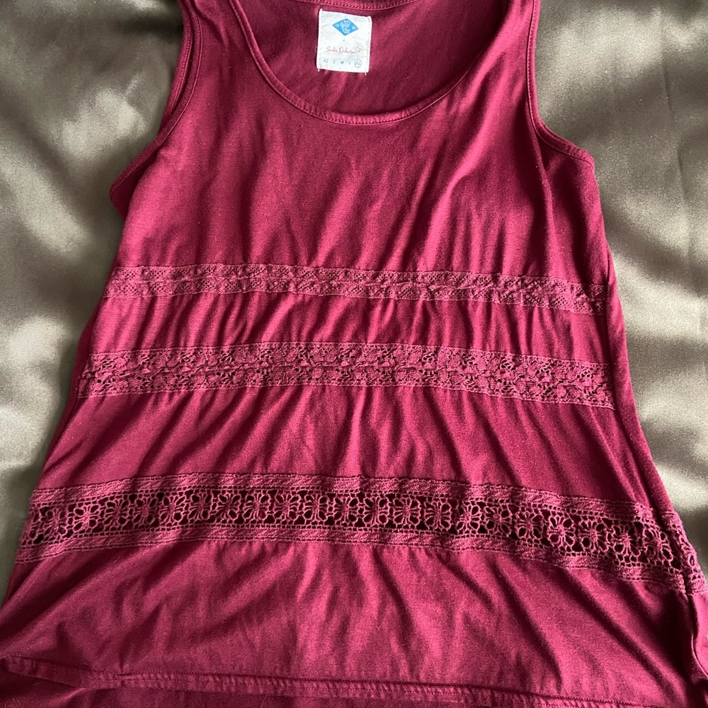 Beautiful burgundy tank w/ accent. Sz junior xl